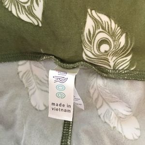 LuLaRoe Pants - LulaRoe green with white feathers TC leggings LuLaRoe Pants - LulaRoe green with white feathers TC leggings